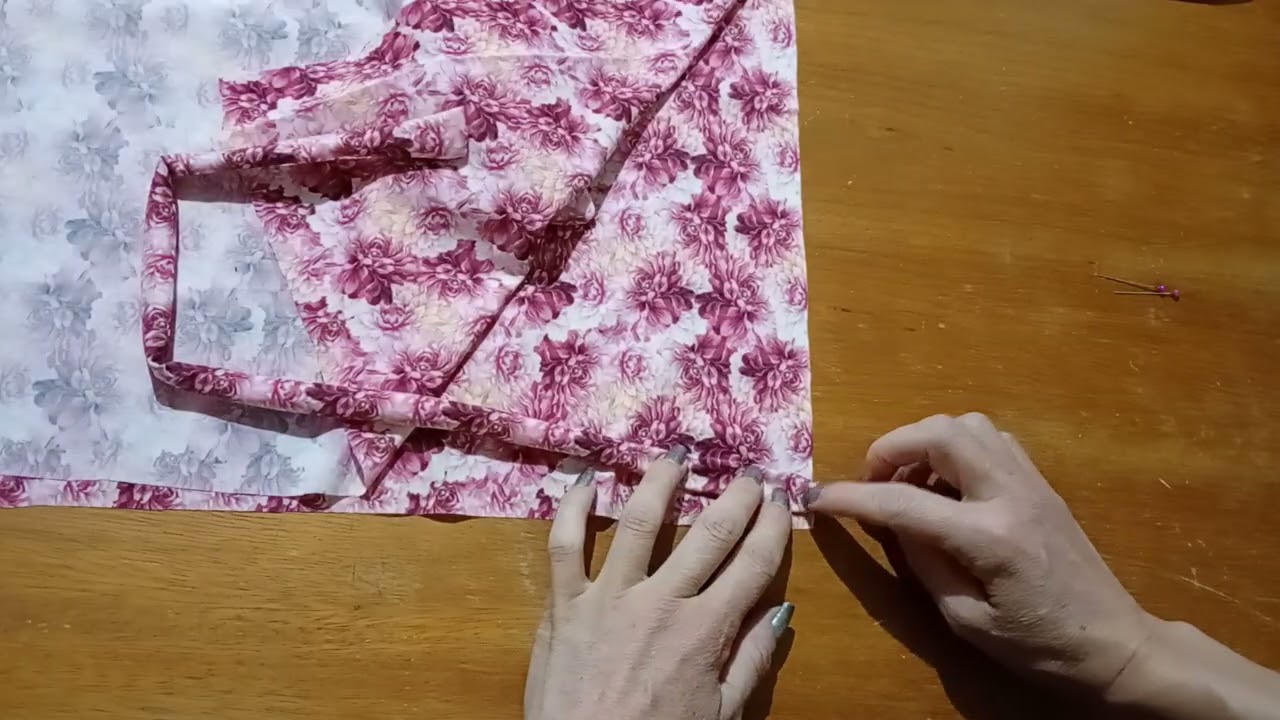 Costurando a blusinha tendência do momento.