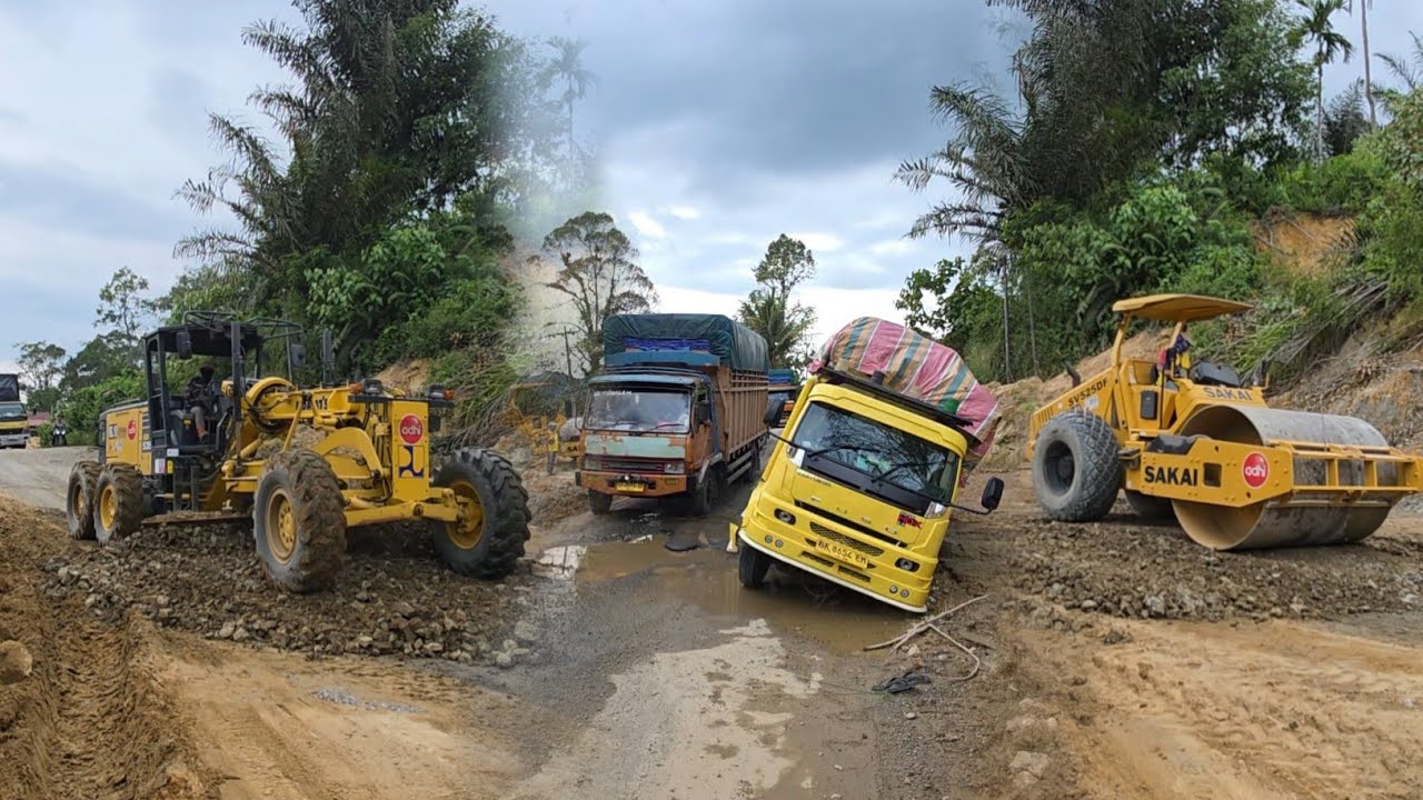 Truk Nyaris Terbalik !!! Penimbunan Jalan Berlobang Di Jalur Batu Jomba
