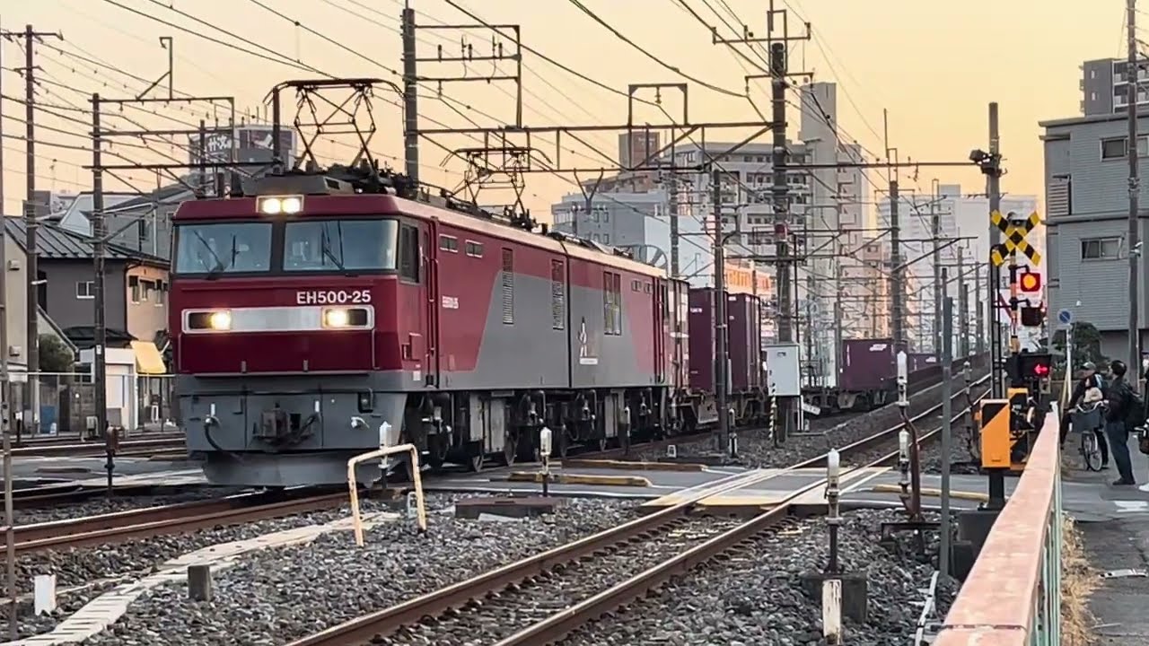 迫力のある通過！　eh500-25(4067レ)が乗馬踏切を通過するところ
