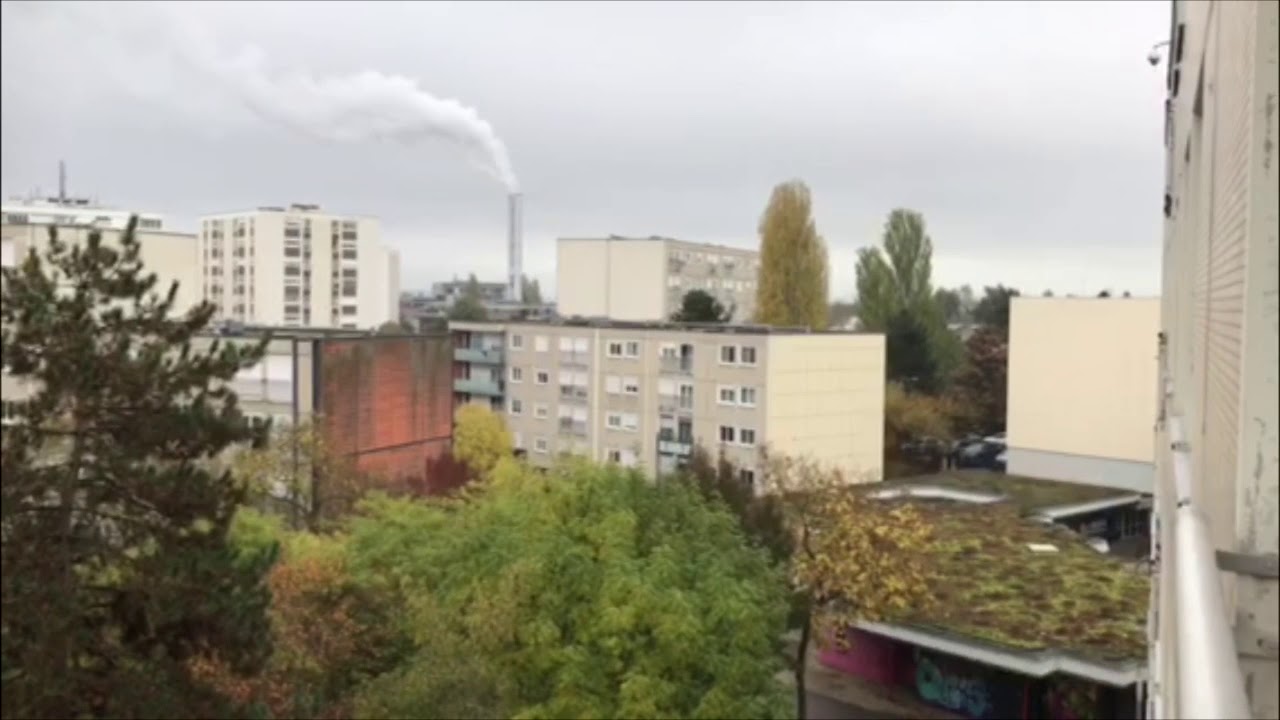 Th&agrave;nh phố Vandoeuvre les Nancy. H&ocirc;m nay trời mưa, lạnh buốt, buồn tẻ.