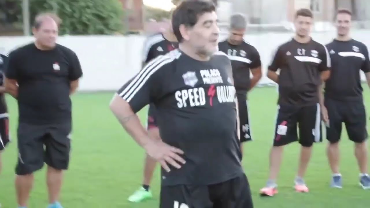 Diego Armando Maradona insegna le punizioni ai suoi calciatori 👉Maradona Skills & Goal