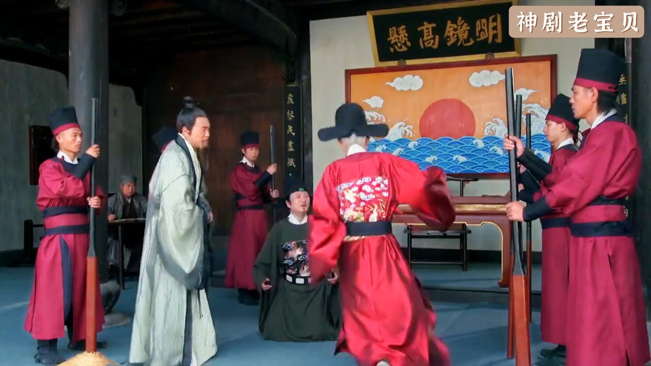 官兵抓了一位老農，怎料縣令看到老農的臉，當場嚇跪了！