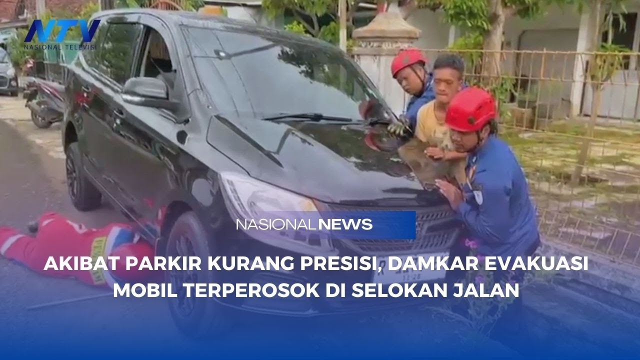 AKIBAT PARKIR KURANG PRESISI, DAMKAR EVAKUASI MOBIL TERPEROSOK DI SELOKAN JALAN