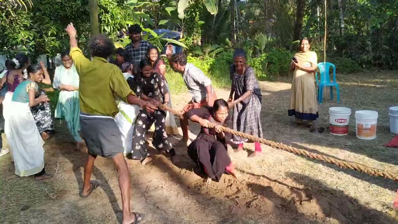 ഓണാഘോഷത്തിൽ സ്ത്രീകളുടെ വടം വലി മൽസരം