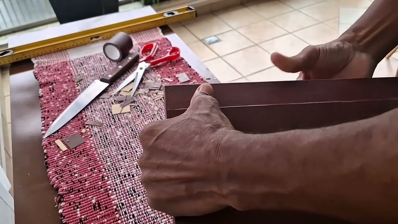 Consertando móvel com revestimento danificado