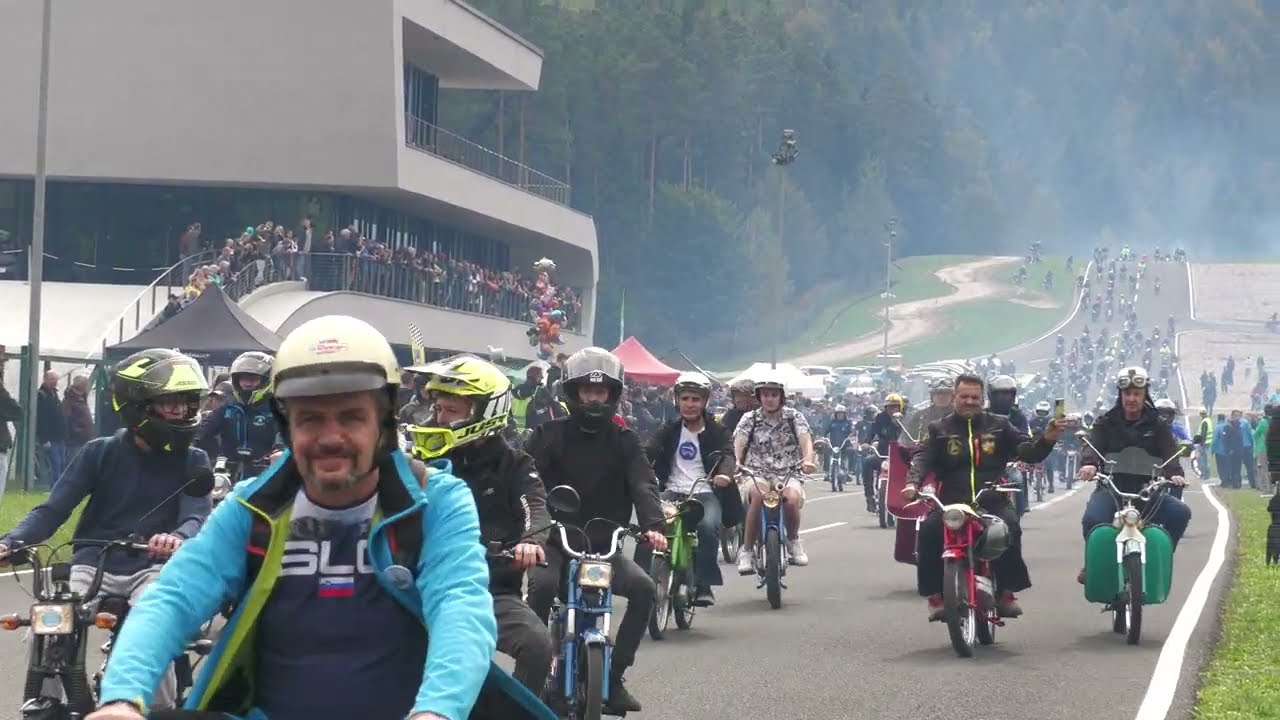 Parada starodobnih motociklov Tomos po poligonu Vransko