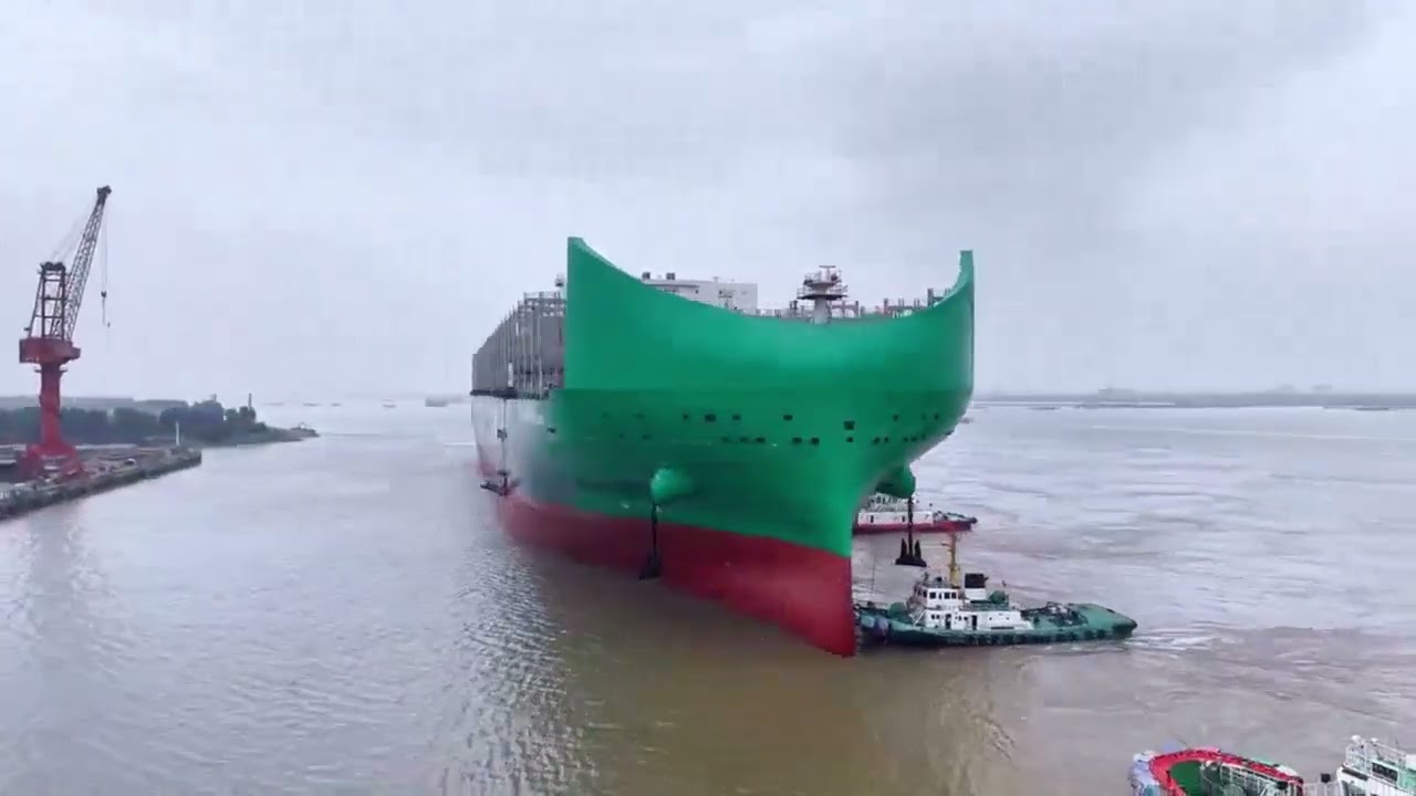 Mise &agrave; l'eau du porte-conteneurs g&eacute;ant CMA CGM Notre Dame