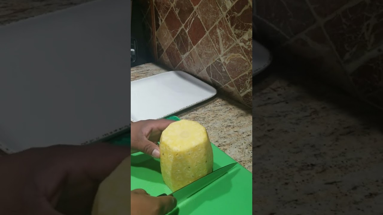 Como pelar y cortar una piña how to peel and cut up a  pineapple.