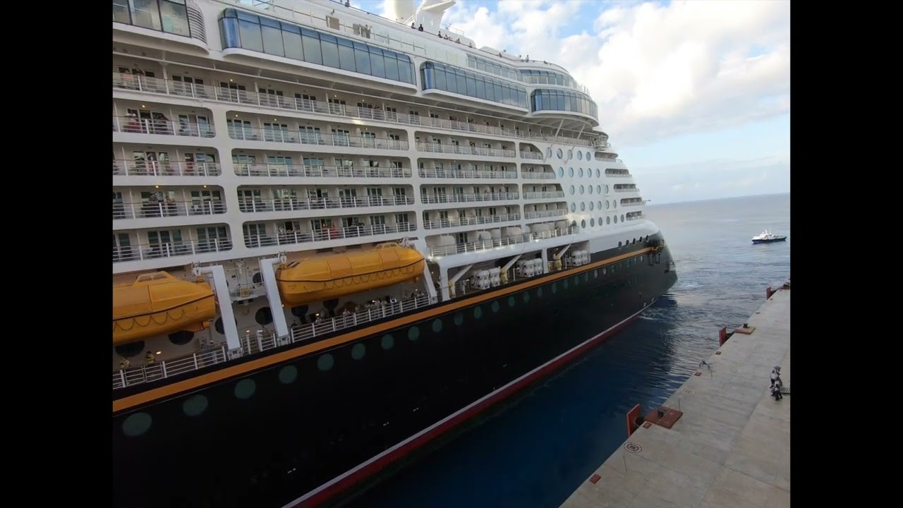 Disney Magic vs Disney Dream - Horn Battle