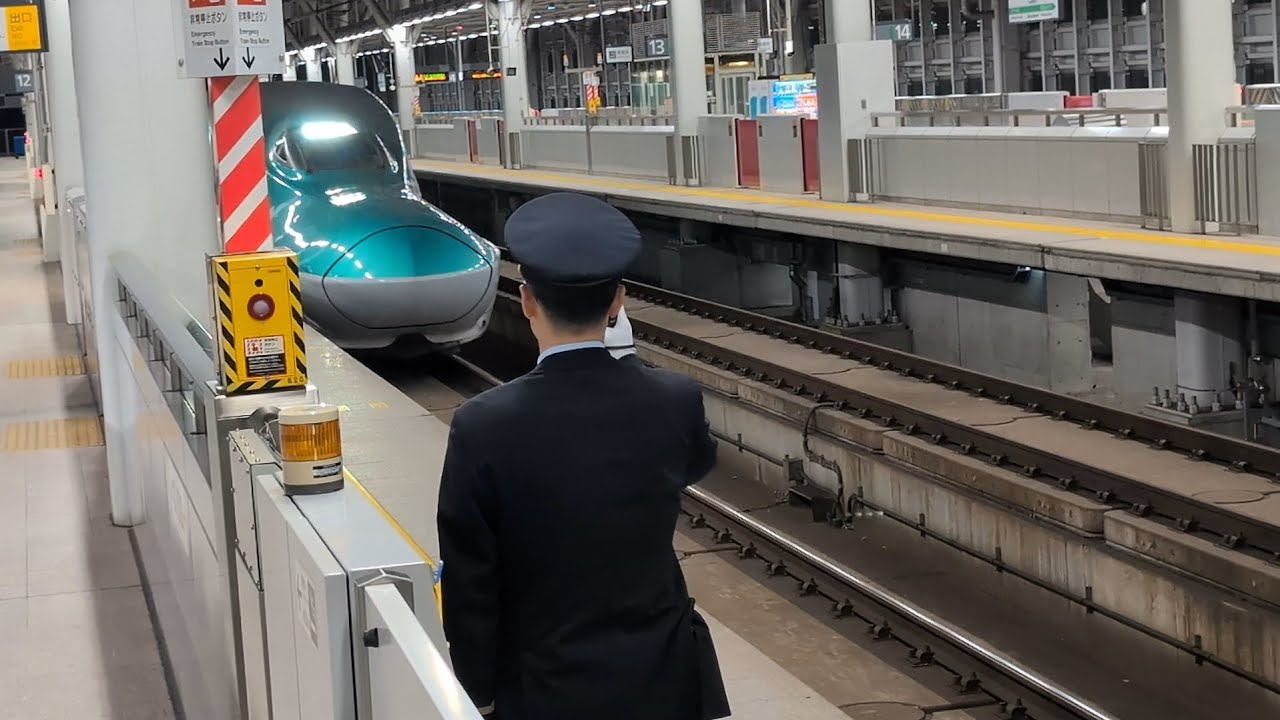 21:36 30に当駅停まりの東北新幹線が12番線に到着、到着後21:57回青幹所となります:U30編成、21:44 45、21:47 15に盛岡行きの北海道新幹線が11番線に到着:U29編成#青森県