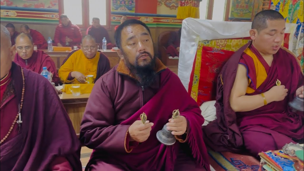 ༆ཞི་ཁྲོ། བྱིན་འབེབས་ནི།#ཧཱུཾ༔ རང་བཞིན་ཆོས་ཀྱི་དབྱིངས་ལས་མ་གཡོས་ཀྱང༔puja