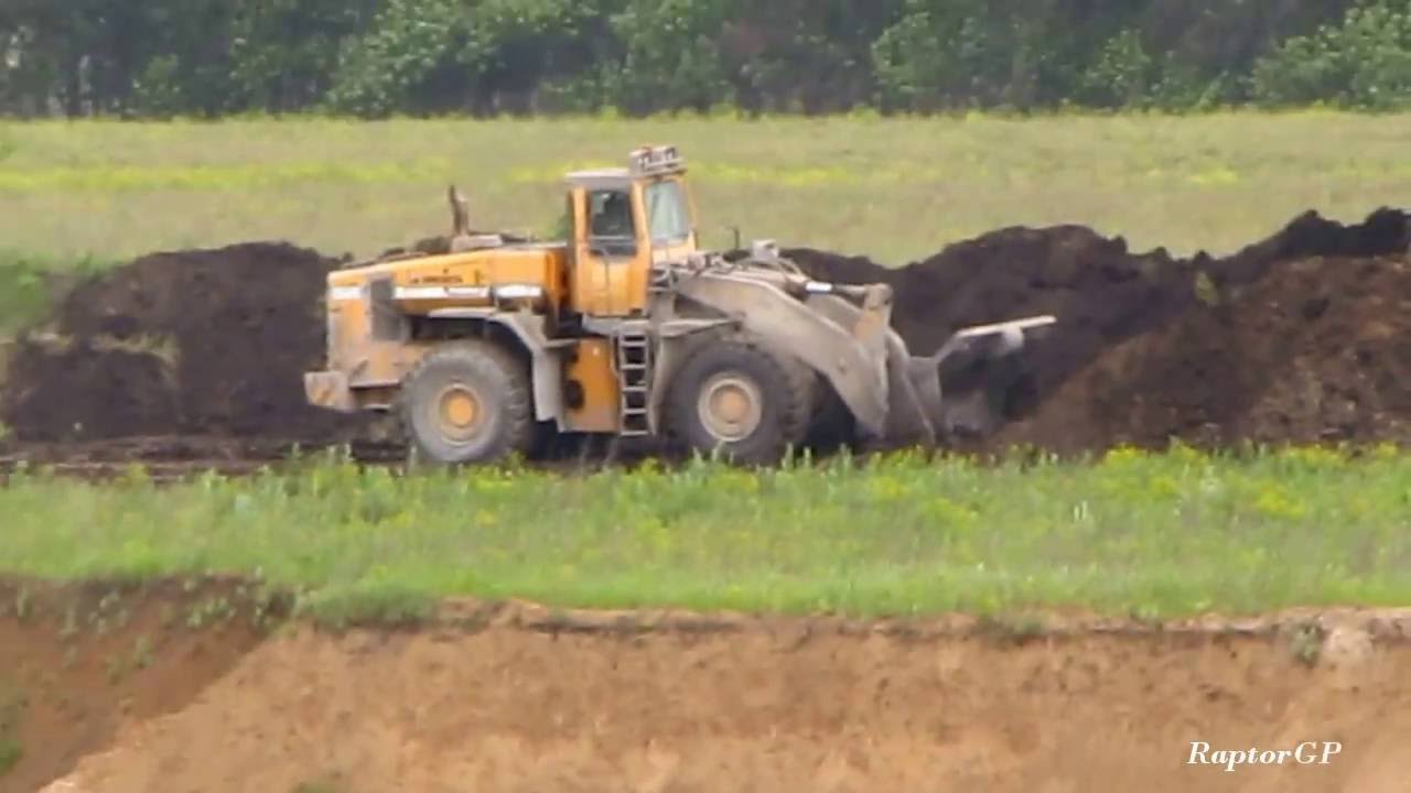 Dressta 560 wheel loader fills up MAZ truck. Погрузчик Dressta 560 и самосвал МАЗ