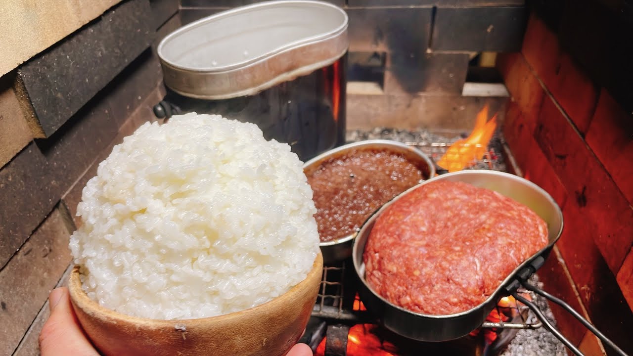 焚き火で飯盒ハンバーグ‼牛100％ハンバーグと手作りオニオンソースが美味すぎる‼