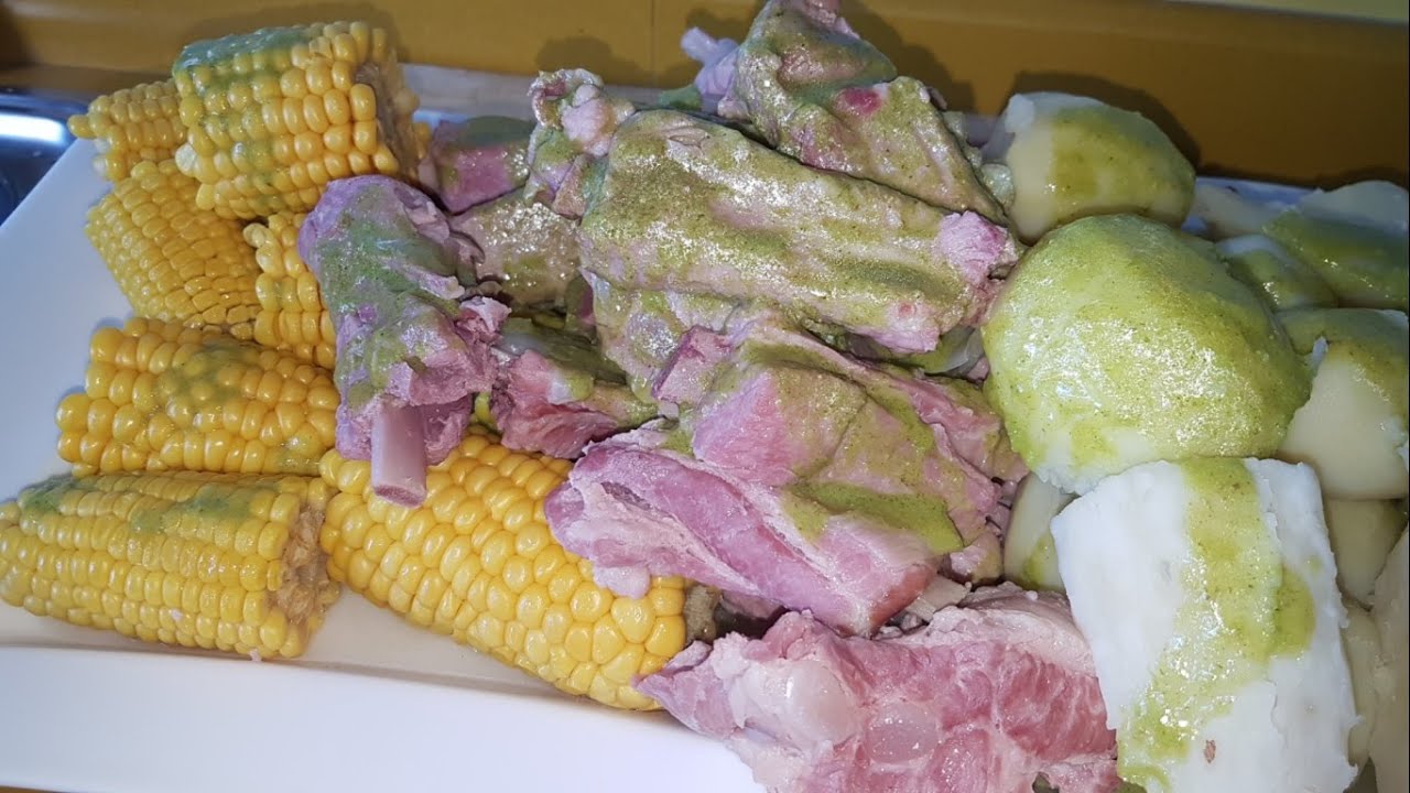 Costillas de cerdo con papas piñas y mojo de cilantro