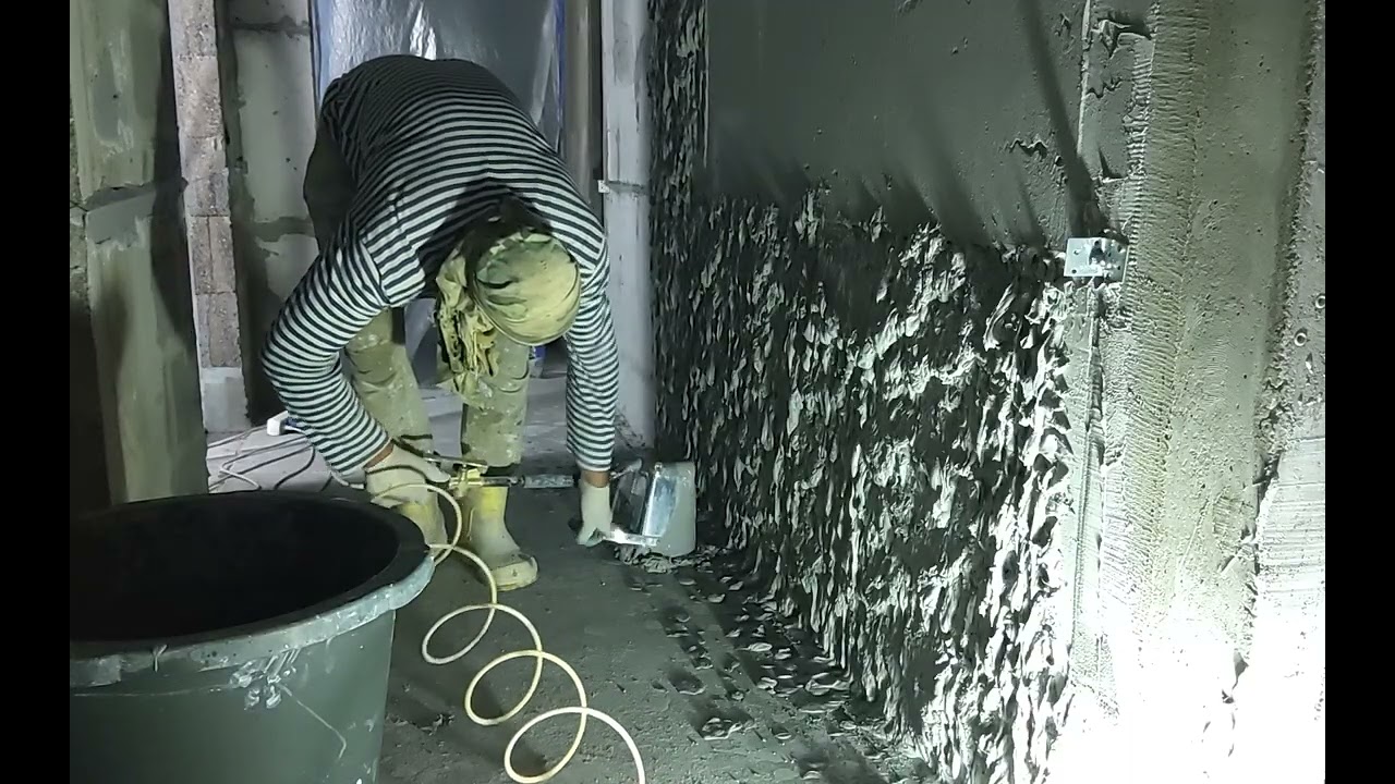 Анатолич штукатурит по струнным маякам