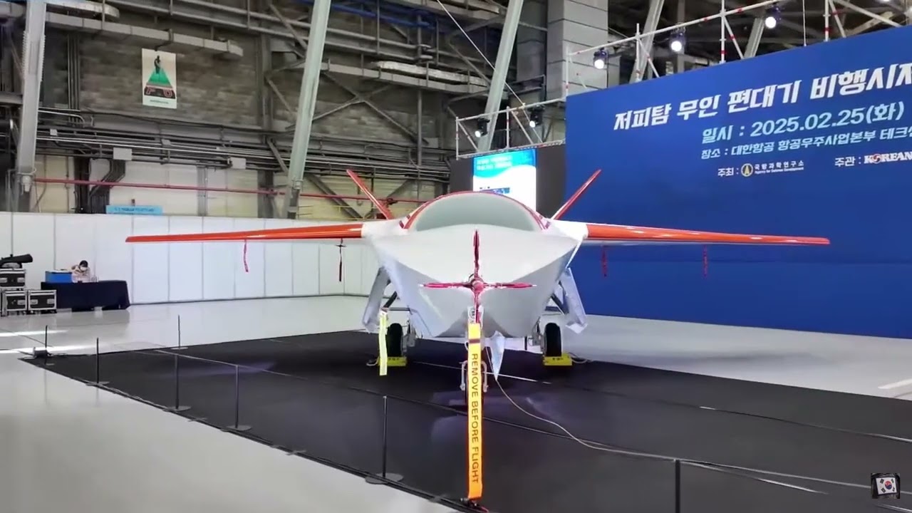 저피탐 무인 편대기시범기 출고 [ Low observable unmanned flight demonstration aircraft ]