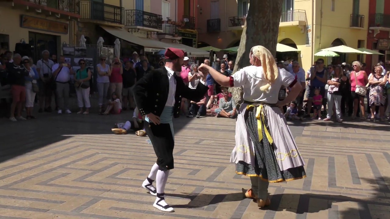 #Traditions #Catalanes danses populaires avec le #ballet #Joventut