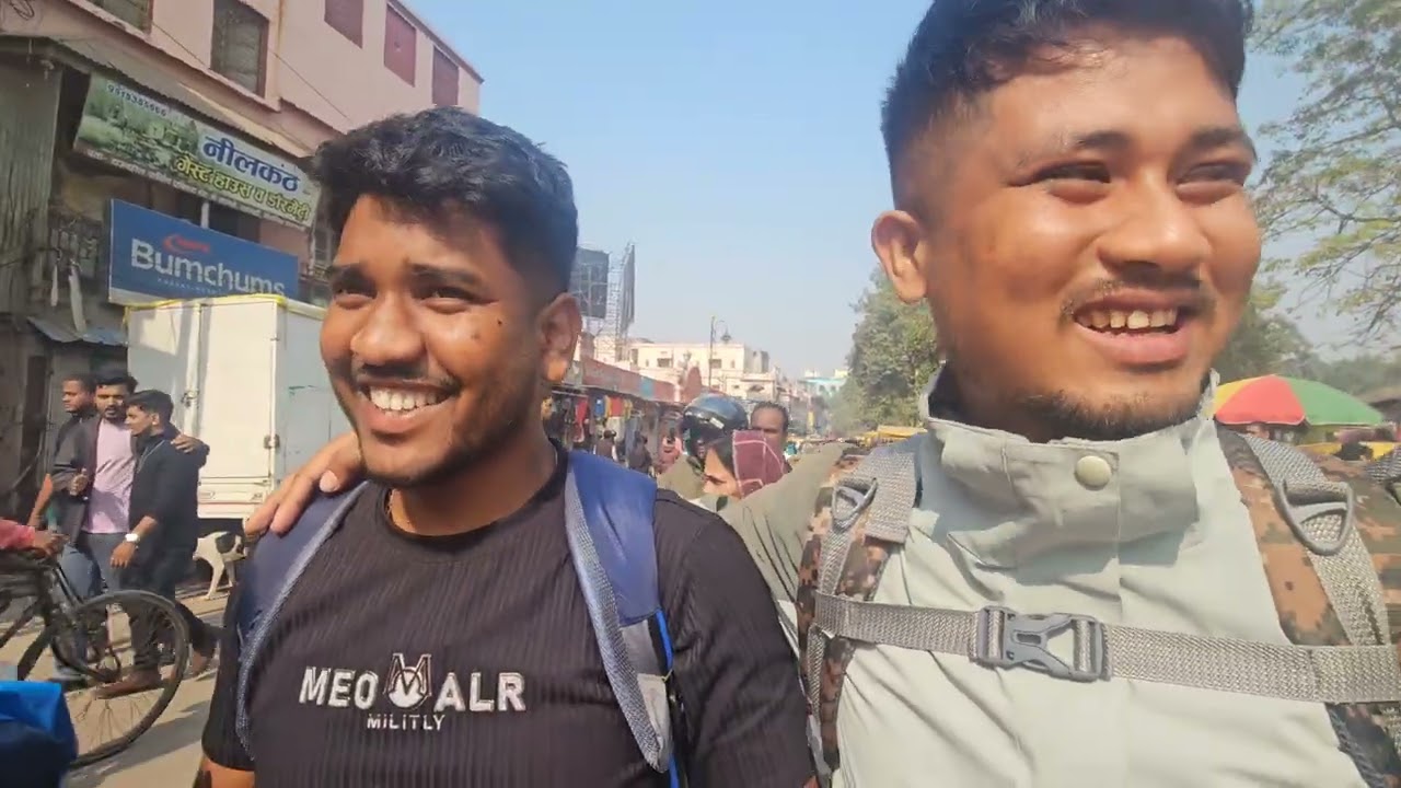 First Time in Varanasi With Friends | Ganga Aarti, Street Food & Crazy Fun Trip Vlog