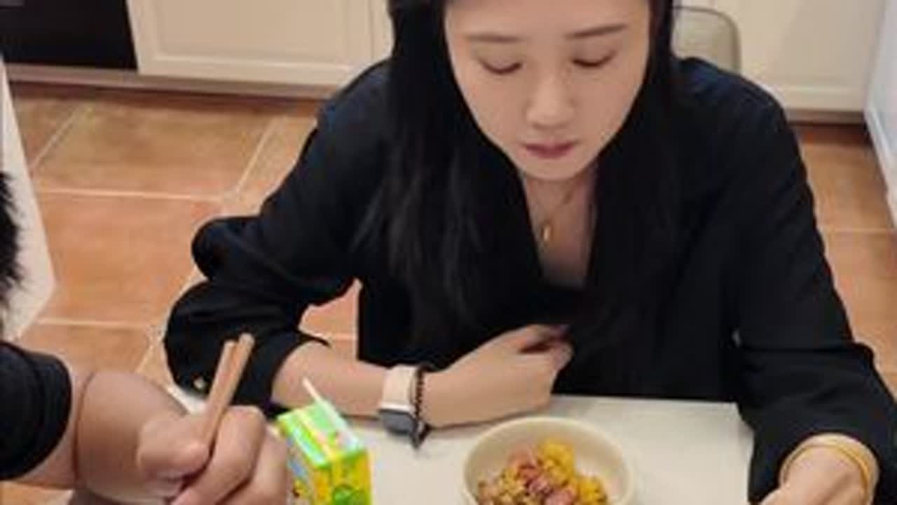 下班后的家常饭菜🍳 蛋炒饭五花肉炒蒜苔蒜香口蘑虾 非常快手，大概半小时搞定#在家做美食 #vlog日常 #vlog十亿流量扶持计划 #生活vlog #沉浸式做饭vlog