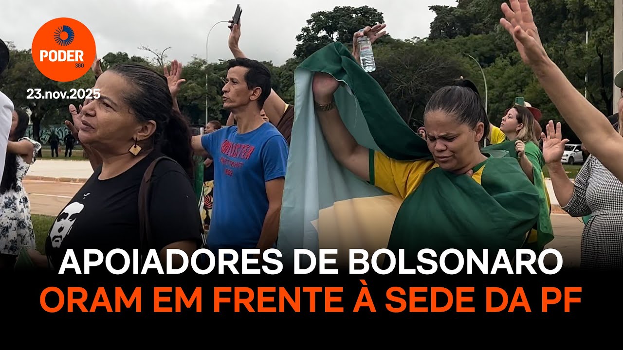 Apoiadores de Bolsonaro oram em frente à sede da PF