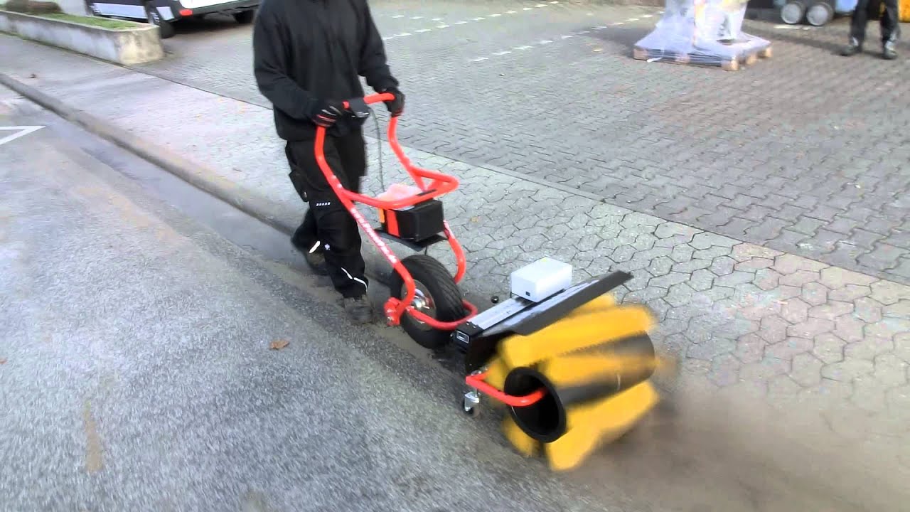 ELEKTRO KEHRBESEN AKKU Schneeräumer SCHNEEFUCHS SCHNEESCHIEBER mit irrer Schubkraft
