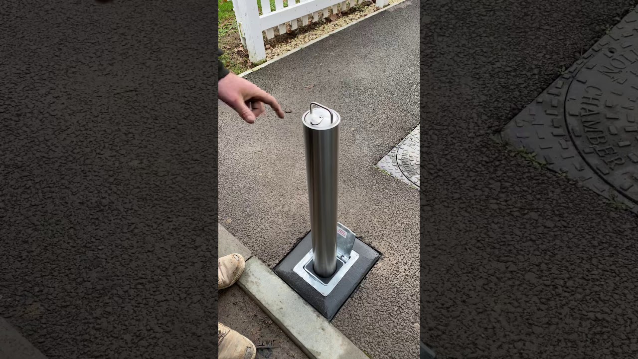 Operating a telescopic bollard