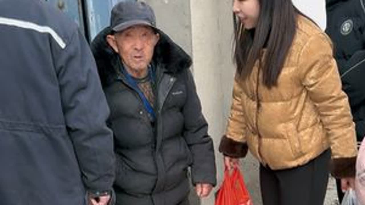 给大爷送过年的肉，没想到去了两次才进去家😂姐妹们你们过年都是什么时候给娘家送肉去❤️#农村生活  #我的乡村生活 #记录真实生活