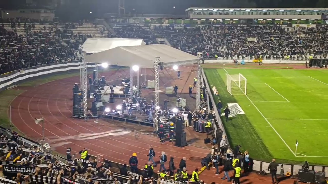 Partizan - Vojvodina: Izlazak fudbalera uz himnu koju izvodi grupa JNA