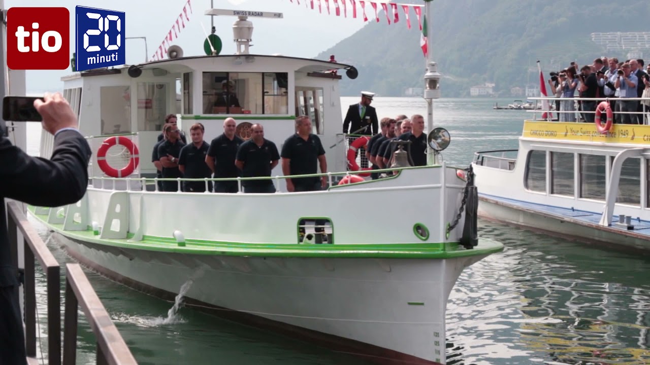Un battello elettrico solca le acque del Lago di Lugano
