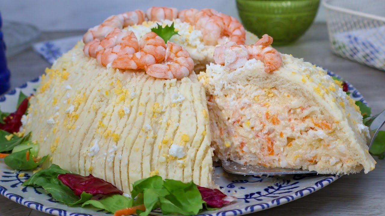 Pastel de MERLUZA Y GAMBONES para Navidad | Por Fuera Tarta, Por Dentro Ensaladilla