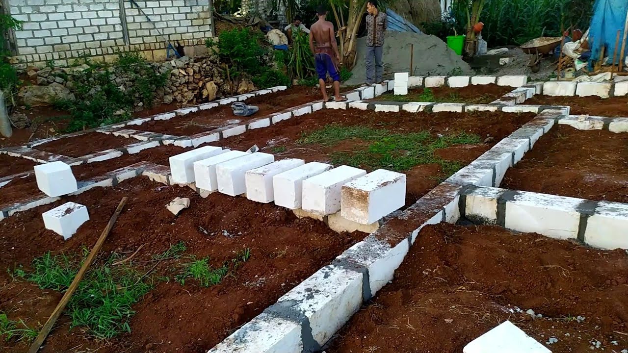 proses pemasangan pondasi batu umpak,proyek baru gess@OraAjiChanel