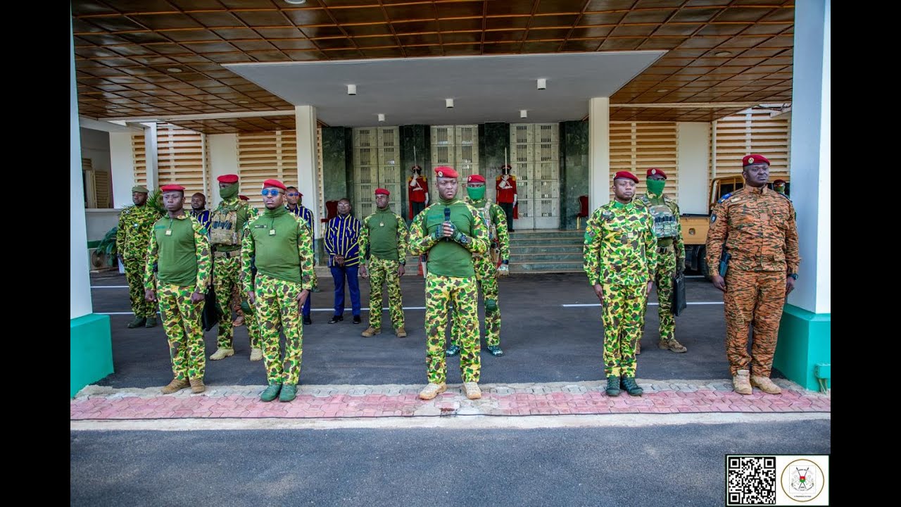 Montée des couleurs au palais de Koulouba