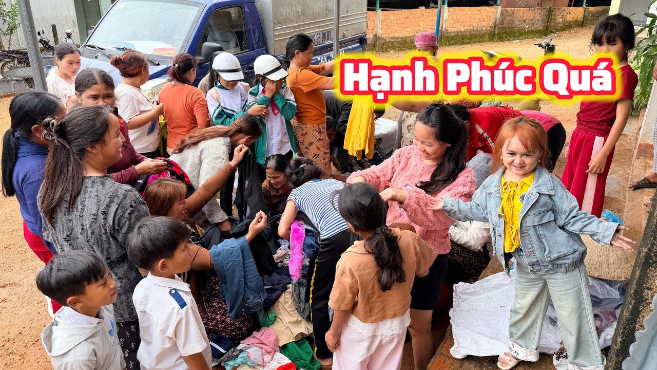 Cảm Xúc Hạnh Phúc Của Huyền Hrê, Tài Tí Tẹo Khi Thấy Các Cô Trong Xóm Vui Mừng Nhận Quần Áo Từ Thiện