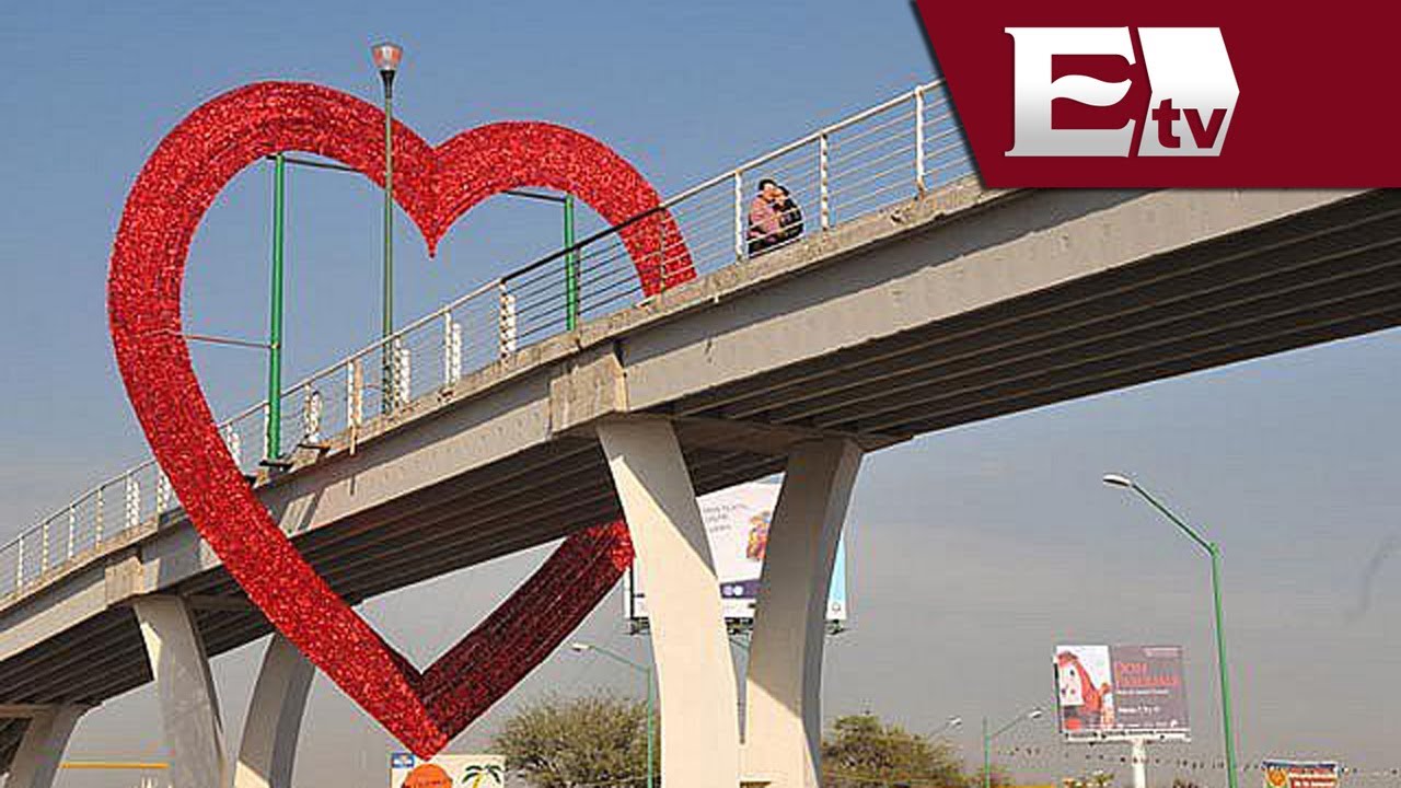 Parejas de enamorados acuden al Puente del Amor para sellar su relaci&oacute;n/ Titulares de la tarde