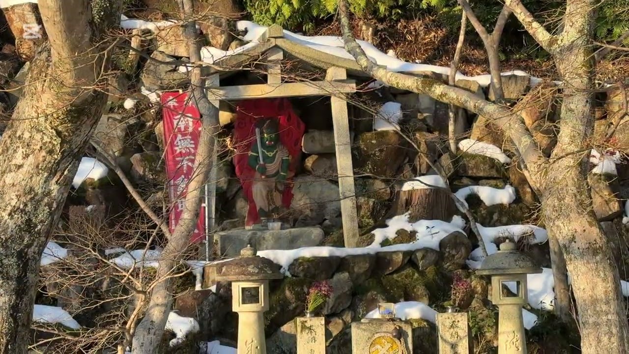 タイムスリップしたようだ！　憙拭き屋根には残る雪