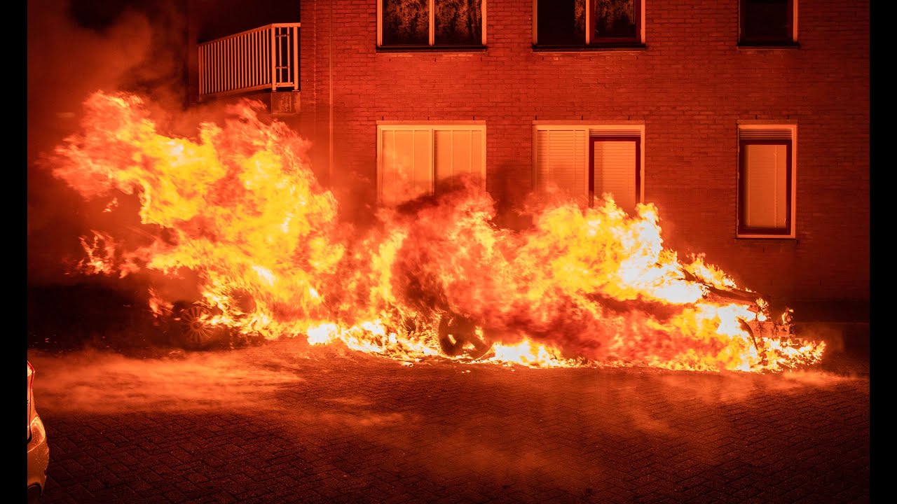 Vlammenzee bij autobrand in Huizen