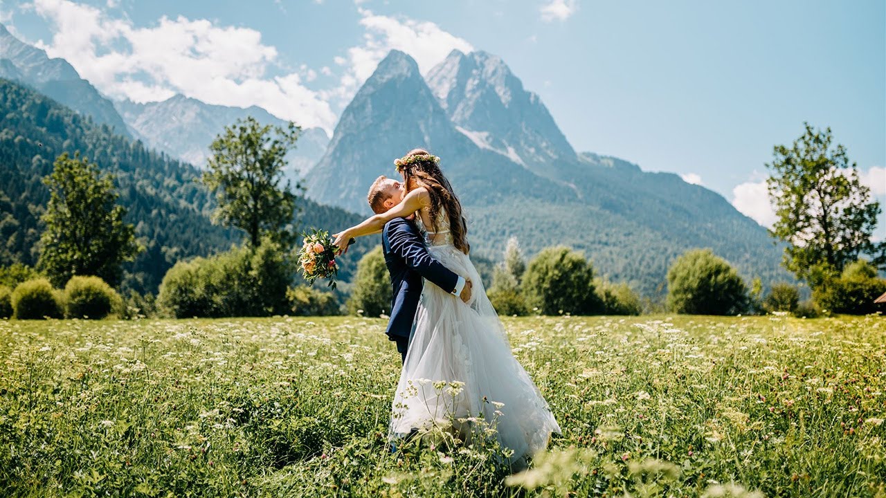 Fairytale summer elopement/micro wedding at Lake Eibsee in Germany