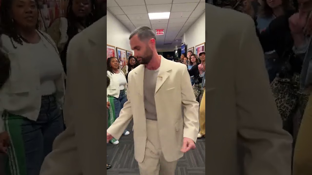 Penn Badgley Dances Down Jennifer Hudson Show Hallway 😍🕺 | You's Joe Goes Viral! #pennbadgley #you