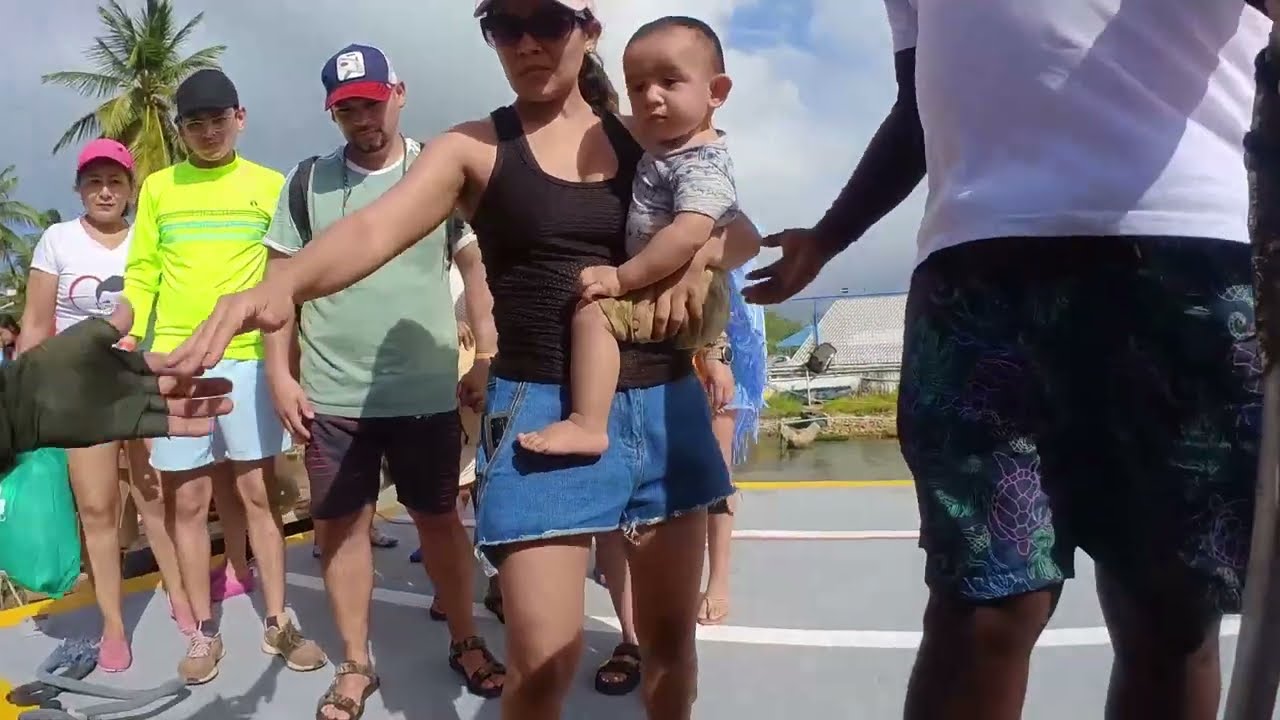asi se sube al barco submarino en san andres islas