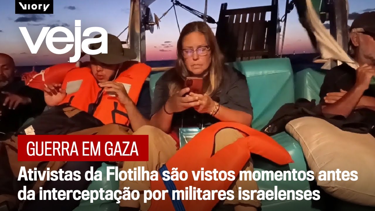 Ativistas da Flotilha são vistos em barco momentos antes da interceptação por militares israelenses