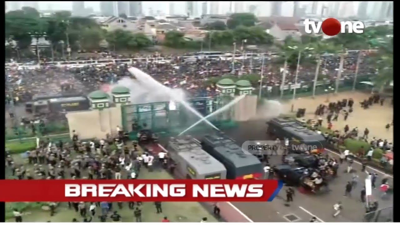Detik-Detik Polisi Tembakkan Water Cannon dan Gas Air Mata Untuk Bubarkan Mahasiswa di DPR RI