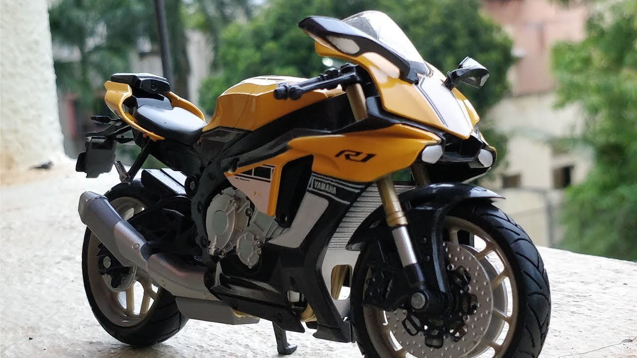 Yamaha R1 60th anniversary edition 1/12 by Newray