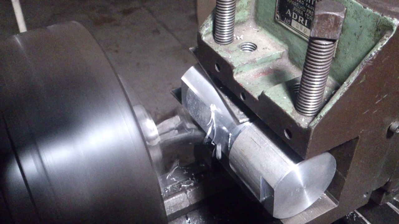 Fresando no Torno mec&acirc;nico um bloco de aluminio