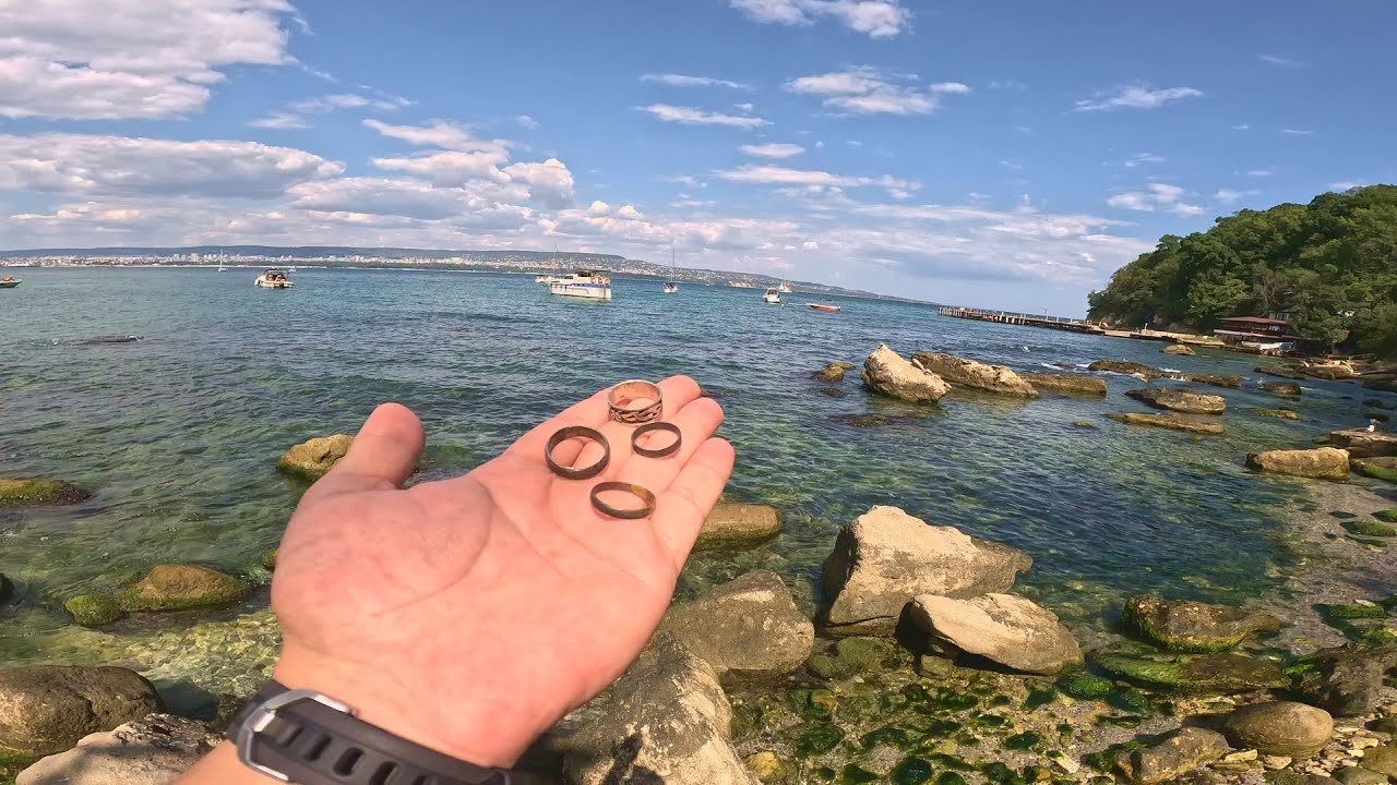 Lots of Rings Underwater! Metal Detecting and Treasure Hunting Under Boats! Amazing Finds!