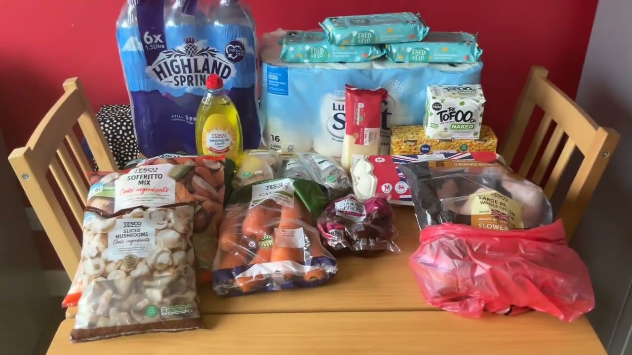 Внимательно рассмотрю свои покупки в Tesco.