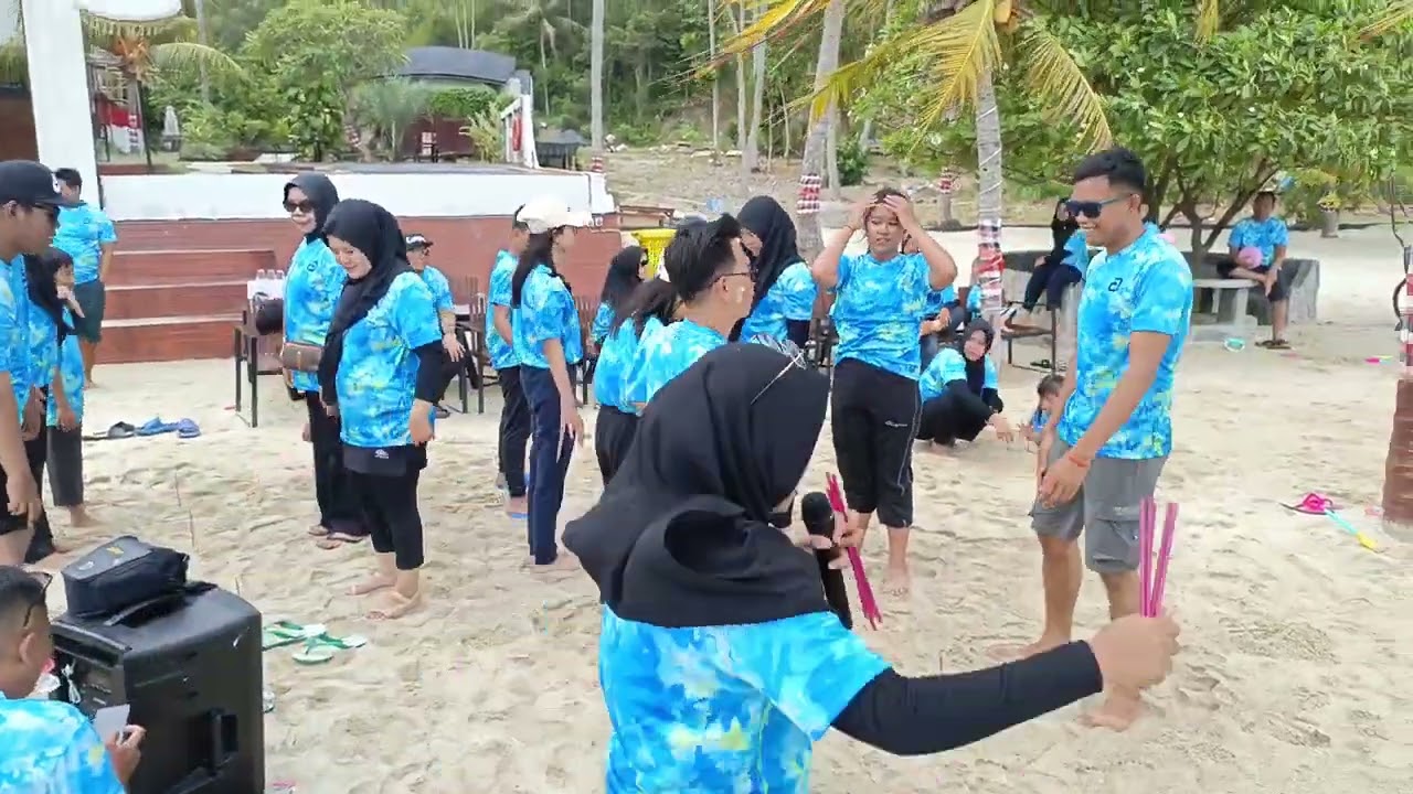 Permainan di Pantai Berebut Sedotan acara Family Gathering Office