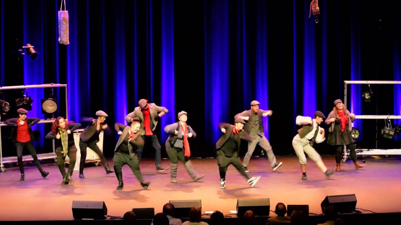 Dick Van Dyke reunites with flash mob on stage