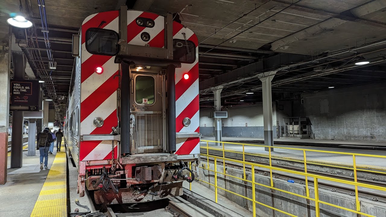 Metra Milwaukee District North Line Fox Lake - Chicago Union Station MP36PH-3C + Gallery Cars