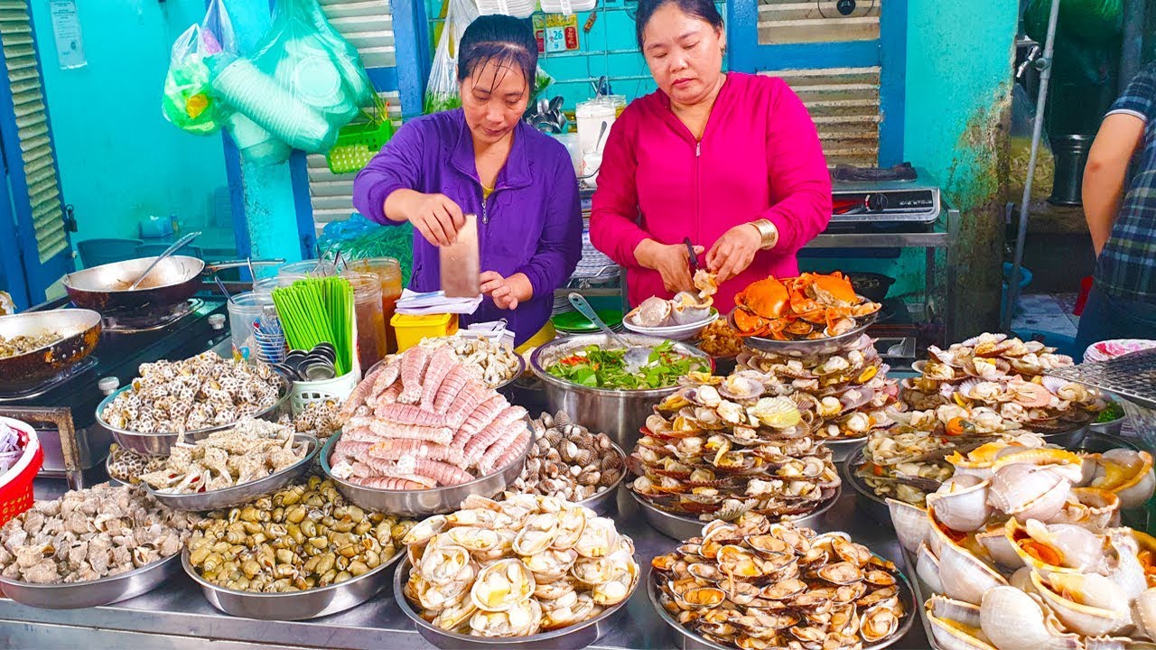 Kỳ lạ Hàng Ốc 10h sáng nhưng đã đông khách ở Sài Gòn