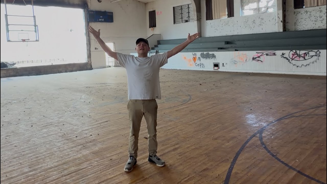 (Must See) Exploring and abandoned school